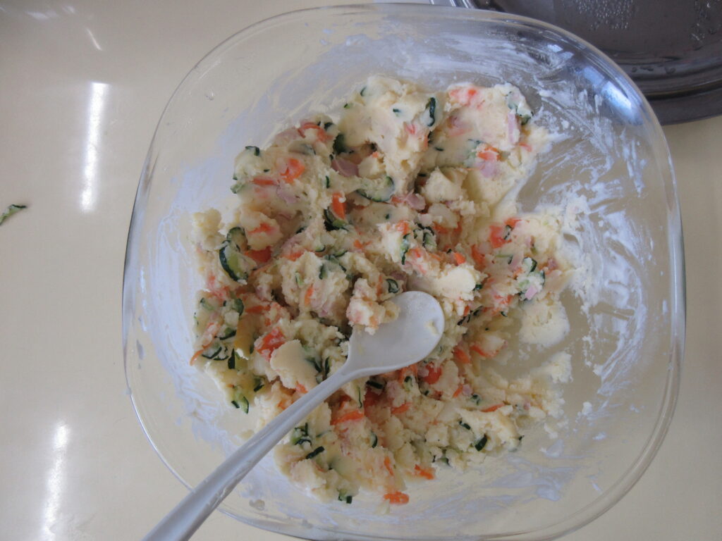 9/10　8月の写真を更新しました！年長さんが育てたじゃがいもでポテトサラダを作ってもらって美味しく食べました🥔