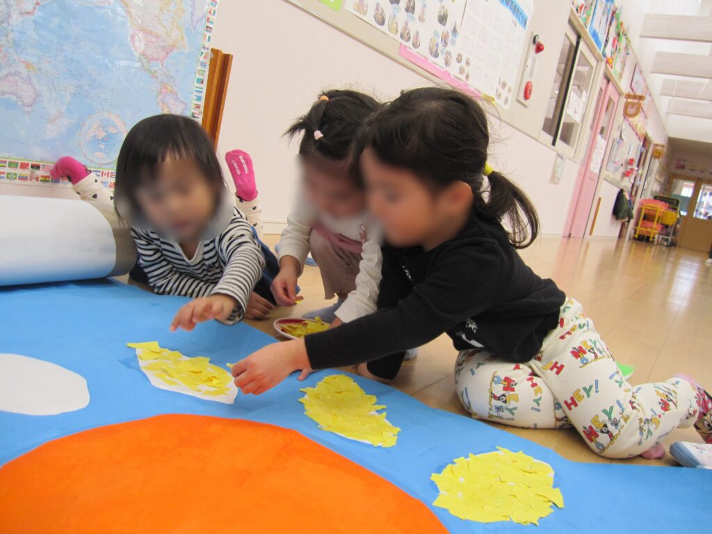 12/9 保護者ログインページを更新しました!11月にはお楽しみ発表会がありました。劇で使う背景を子どもたちもちぎり絵をして作成しているところです♪