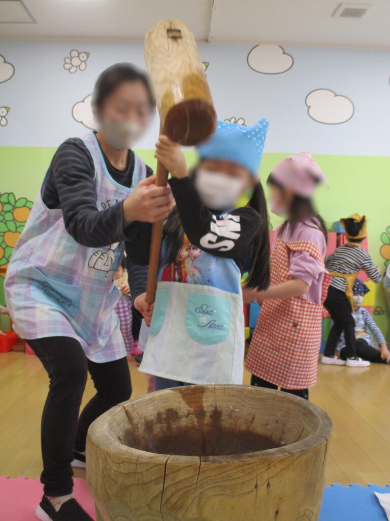 2/9　1月の保護者ログインページを更新しました。年長組を中心にもちつきをしました。他クラスも見学に来て興味津々でしたよ。