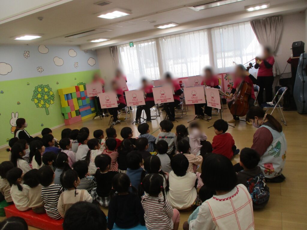 3/9 2月の写真を更新しました!2月には『岩手★ママさん吹奏楽団IHATOV』さんによるミニコンサートがありました。曲に合わせて歌ったり、踊ったりと楽しい時間でした♪